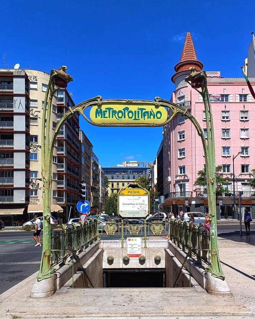 Entrada a la estación de metro de Picoas, en Lisboa.