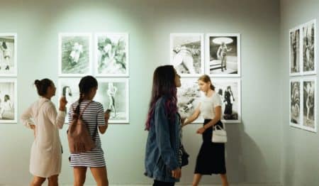 pessoas numa exposição numa galeria de arte