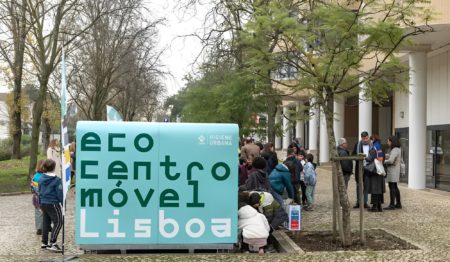 crianças junto aos ecocentros móveis em lisboa