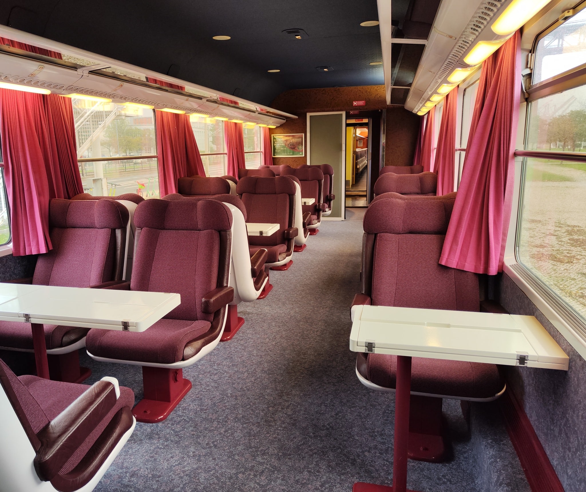 interior da carruagem VIP é da série Corail da CP