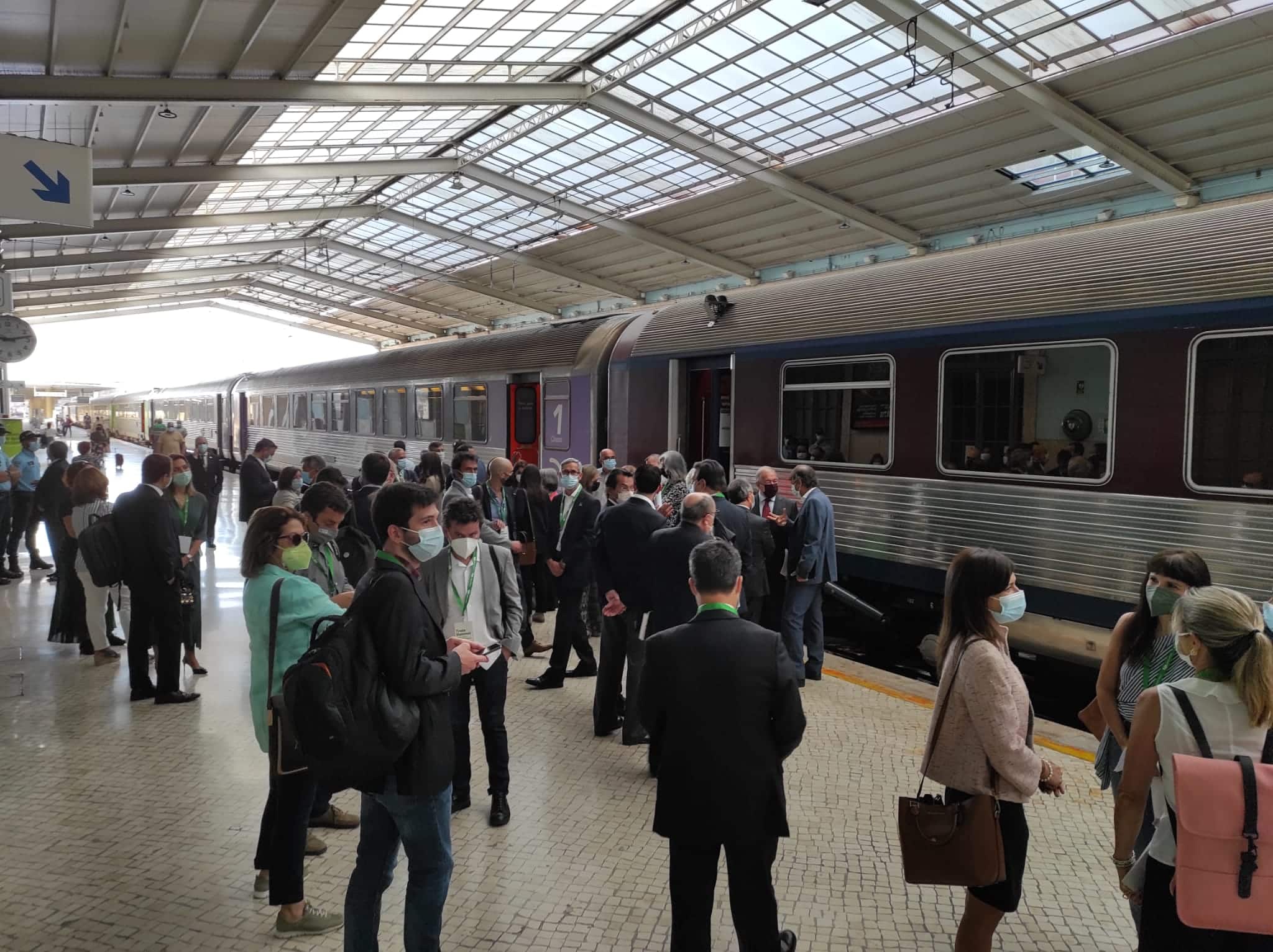 passageiros junto à carruagem VIP da CP na estação de santa apolónia