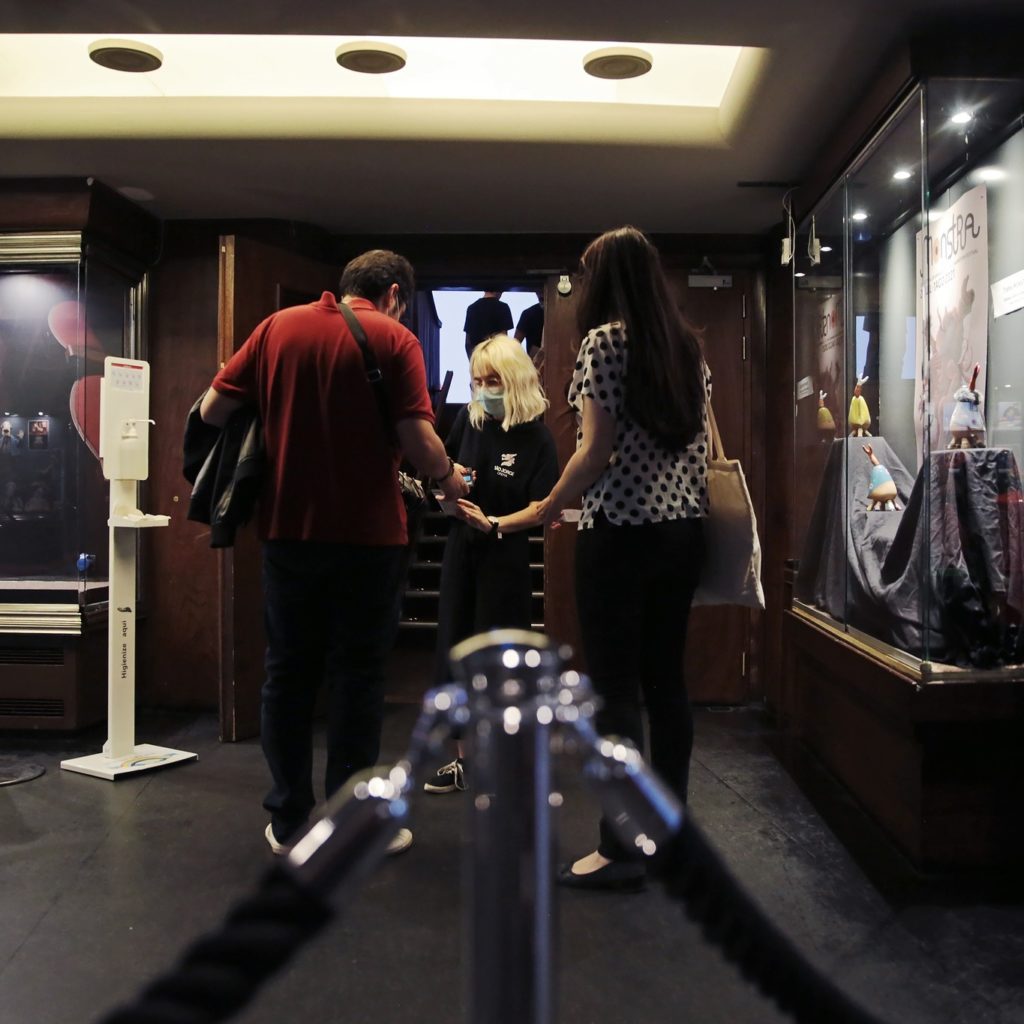 persone che entrano al festival dell'animazione mostruosa al cinema São Jorge