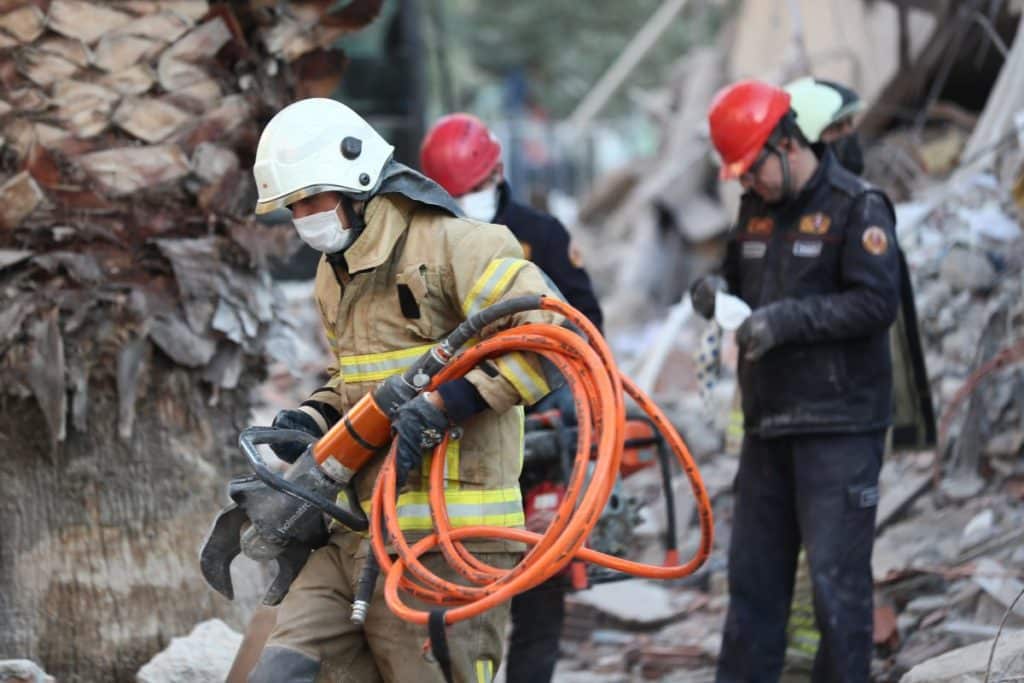 pessoas a ajudar depois do Sismo na Turquia e Síria