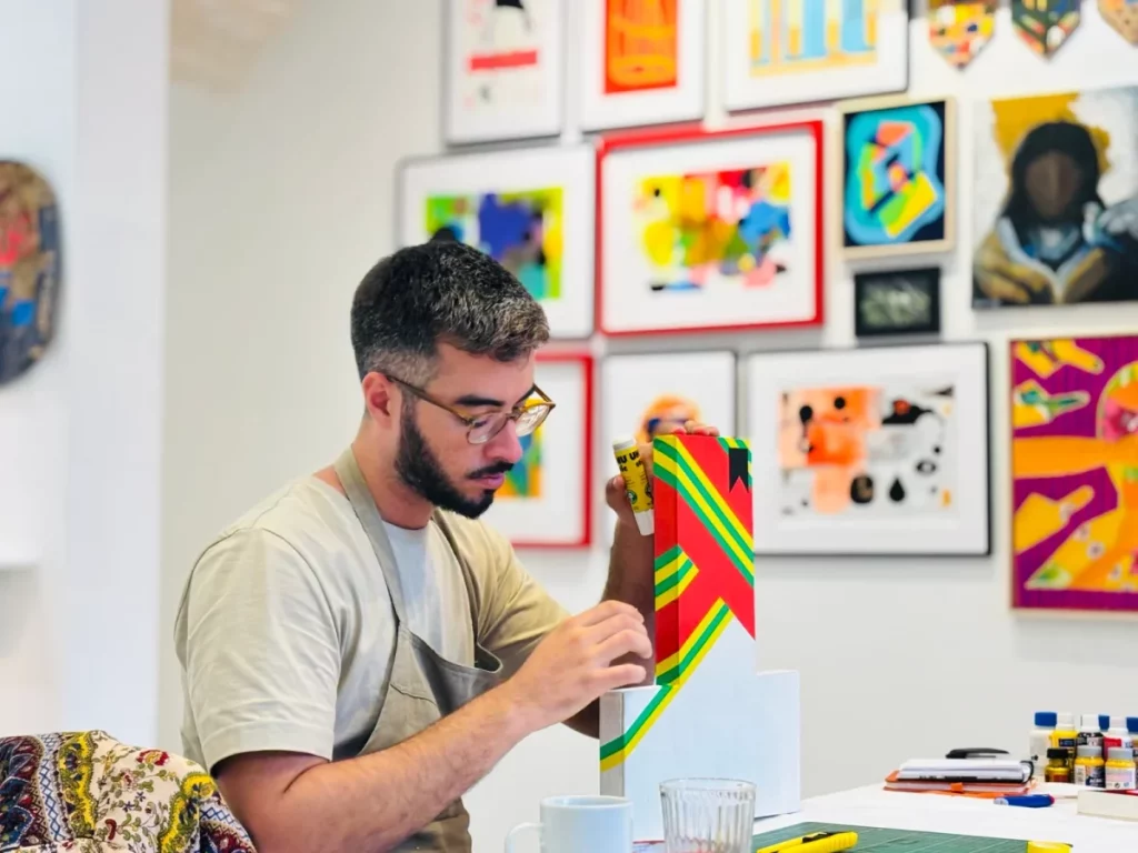 artista a trabalhar na casa oxente