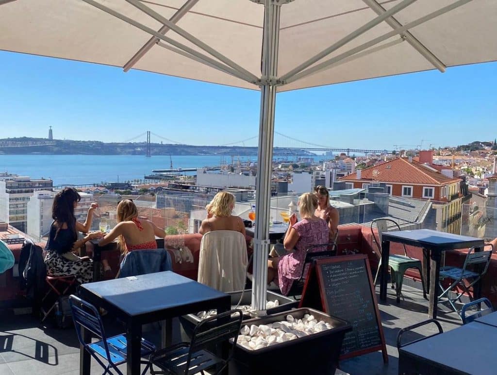 Rooftops em Lisboa os melhores terraços para os fins de tarde