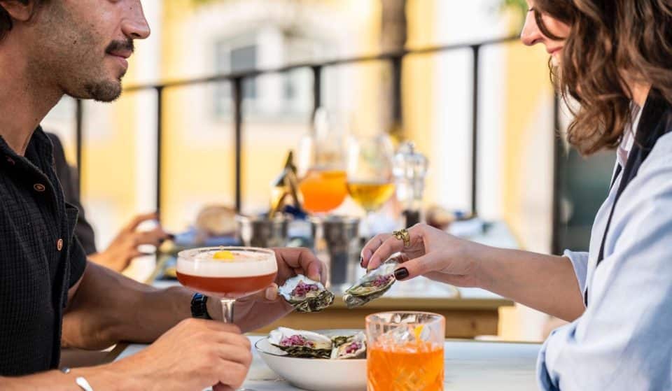 O Vila Bica tem cocktails e comida deliciosa, mas as ostras são a especialidade da casa