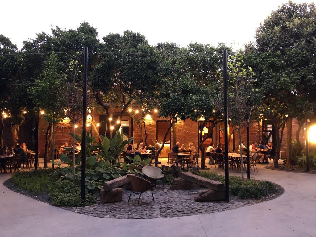 esplanada exterior do restaurante matchamama na lx factory