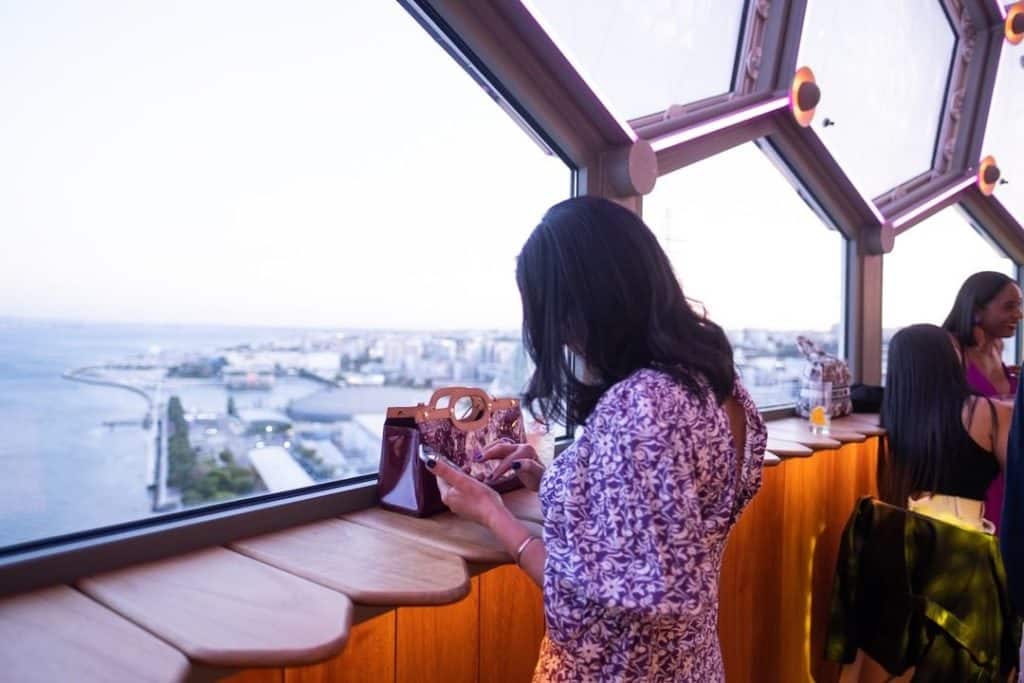 pessoa a visitar um miradouro e lisboa