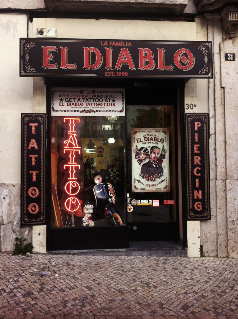 entrada al estudio de tatuajes en Lisboa El Diablo