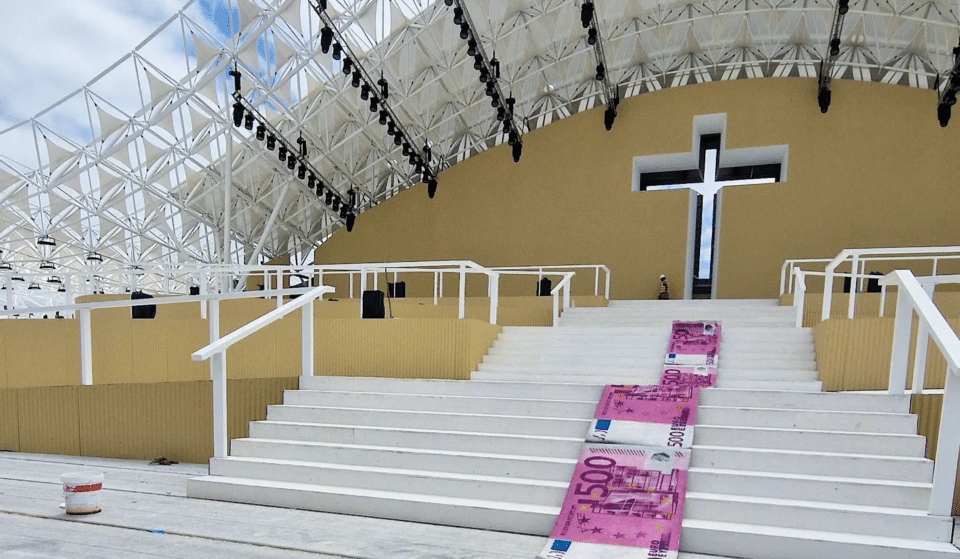 Bordalo II “invade” altar-palco com critica à Jornada Mundial da Juventude