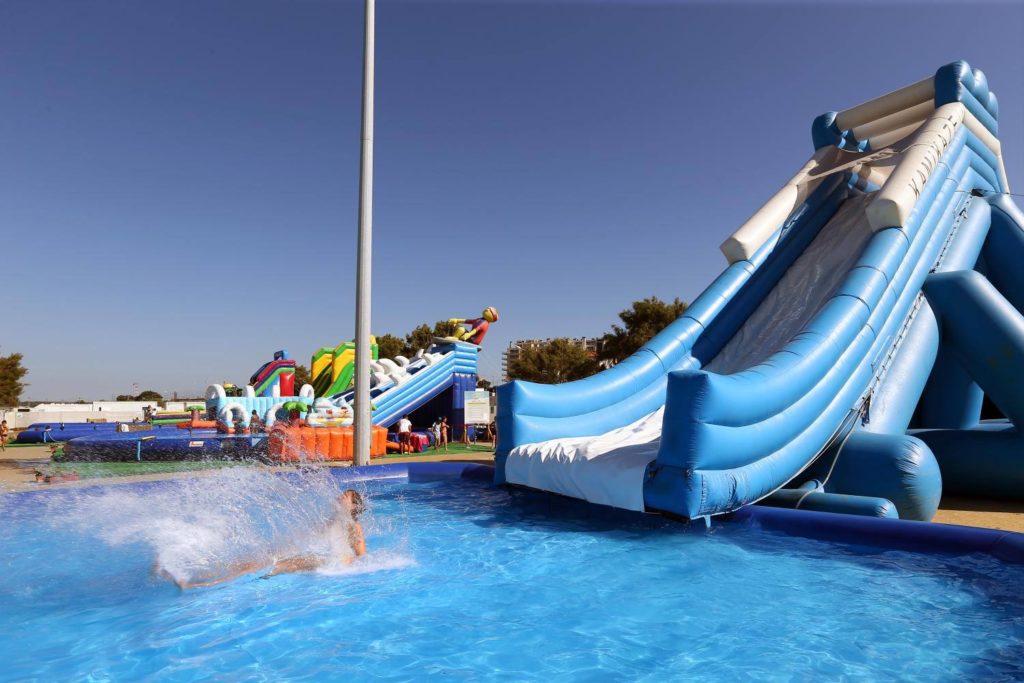 crianças a brincar no parque aquático splash seixal