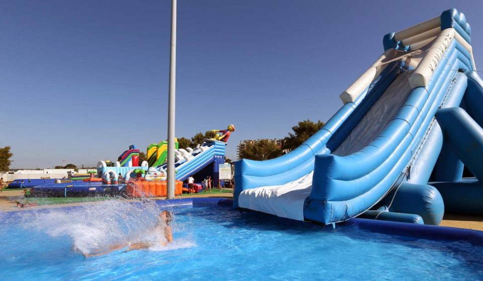 Seixal ospita ancora una volta un’attrazione acquatica durante l’estate, con gonfiabili e tanto divertimento per tutta la famiglia