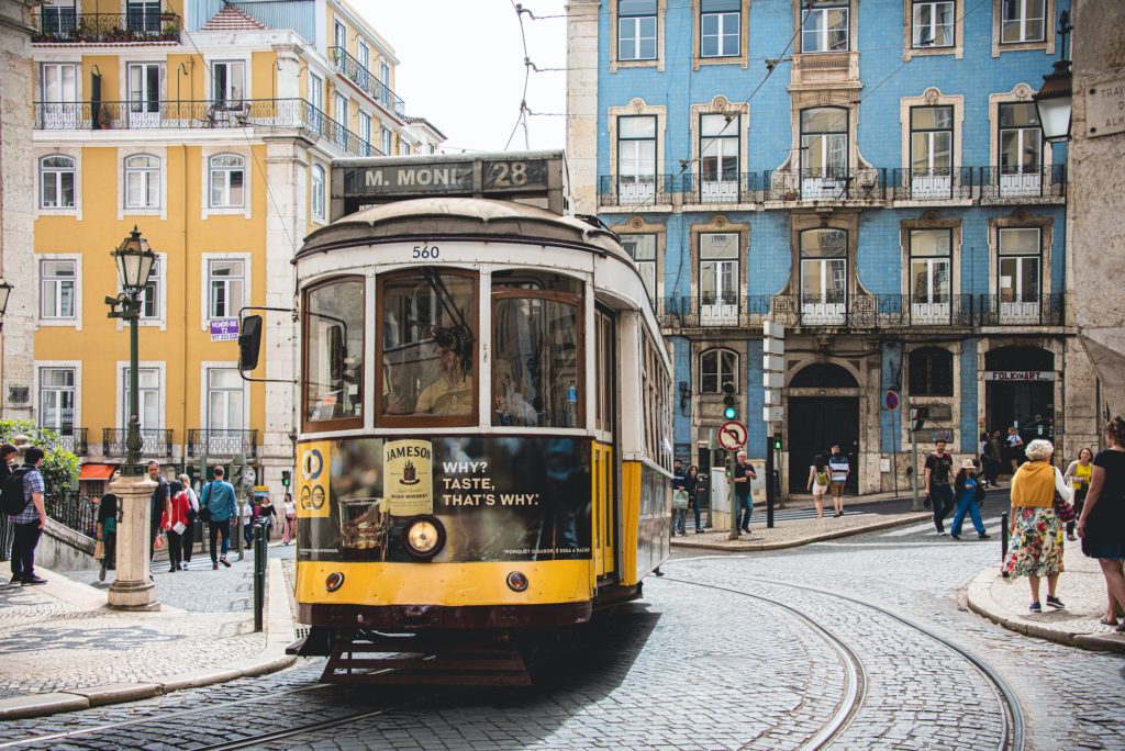 persone che viaggiano sul tram 28, a Lisbona