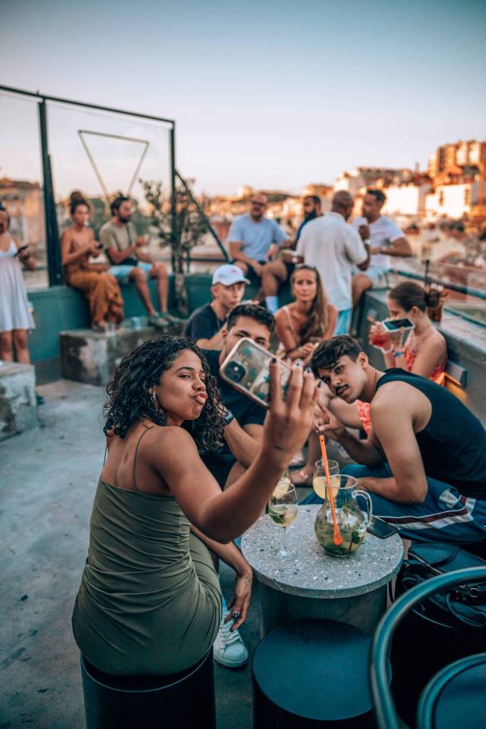 Eine Gruppe von Freunden macht ein Selfie, um das 11-jährige Jubiläum von Topo Lisboa zu feiern