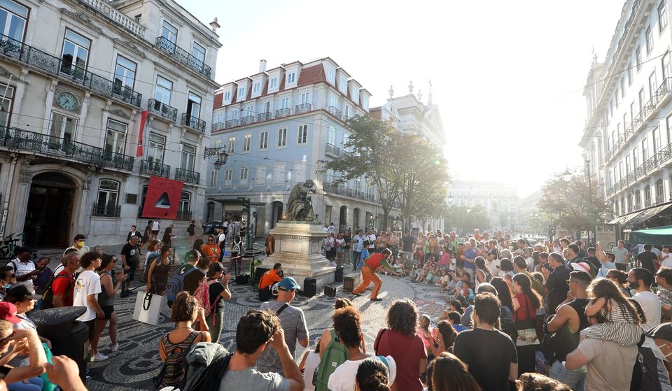Lisbonne accueille à nouveau les spectacles de magie les plus divertissants et les plus passionnants dans les rues, les places et les jardins.