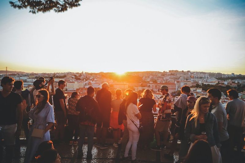 pessoas-num-miradouro-em-lisboa