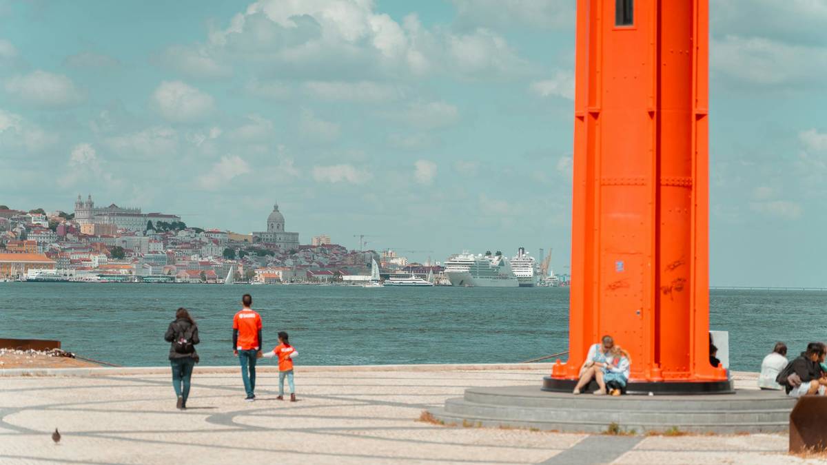 pessoas a passear na rua em lisboa em outubro