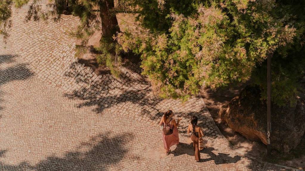 personnes marchant dans la rue à lisbonne en octobre