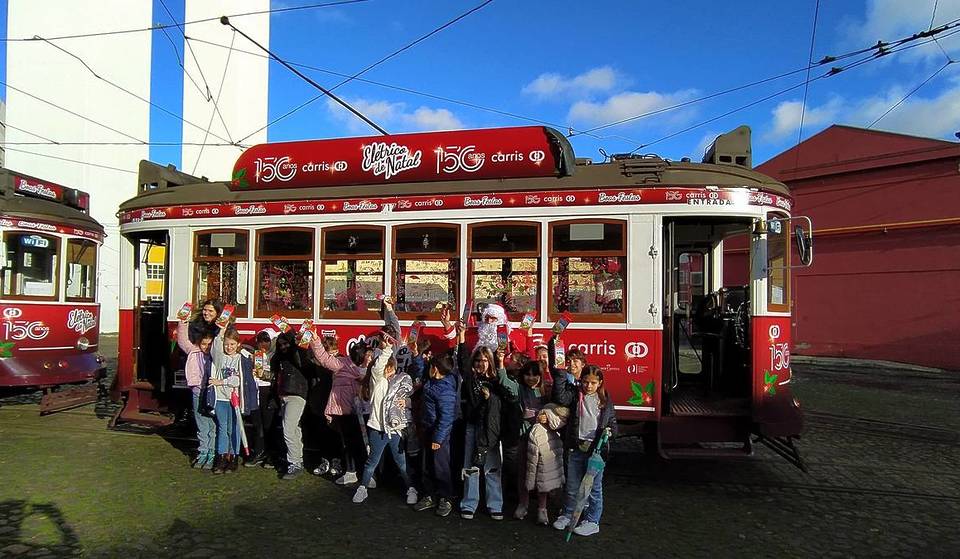 O Elétrico de Natal está de volta a Lisboa: os bilhetes esgotam rápido e nós já sabemos como podes apanhar a Carreira Solidária da CARRIS