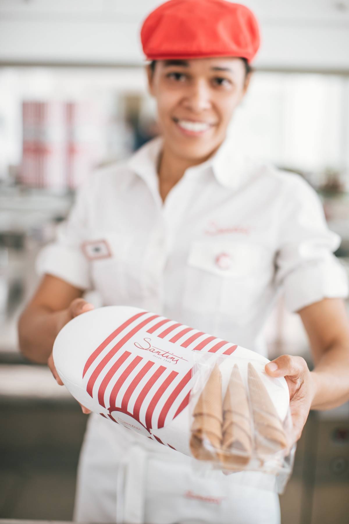 colaboradora da santini com gelados na mão, campanha de Natal
