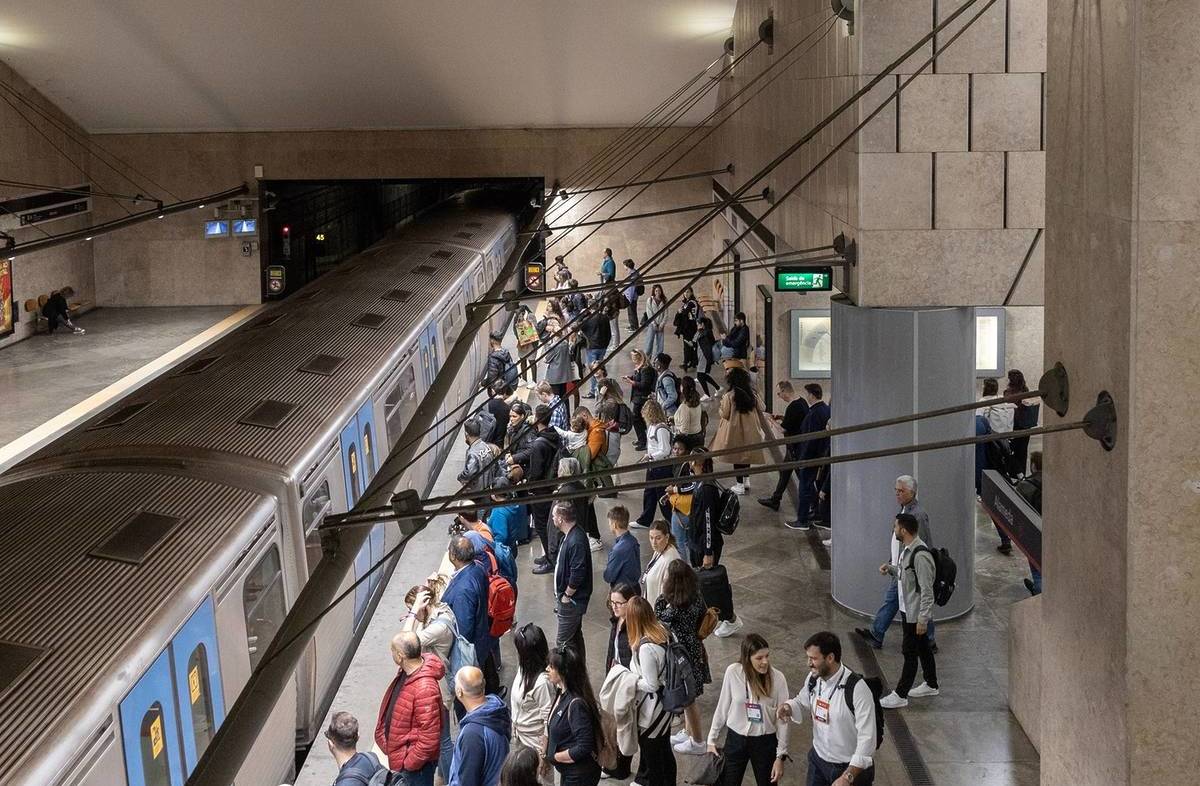 pessoas à espera numa esoação de metro em lisboa, Bilhetes de Metro-Carris