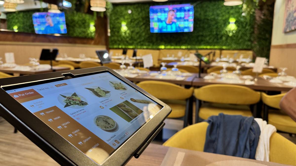 tablet e sala interior no restaurante asiático fork n' fire