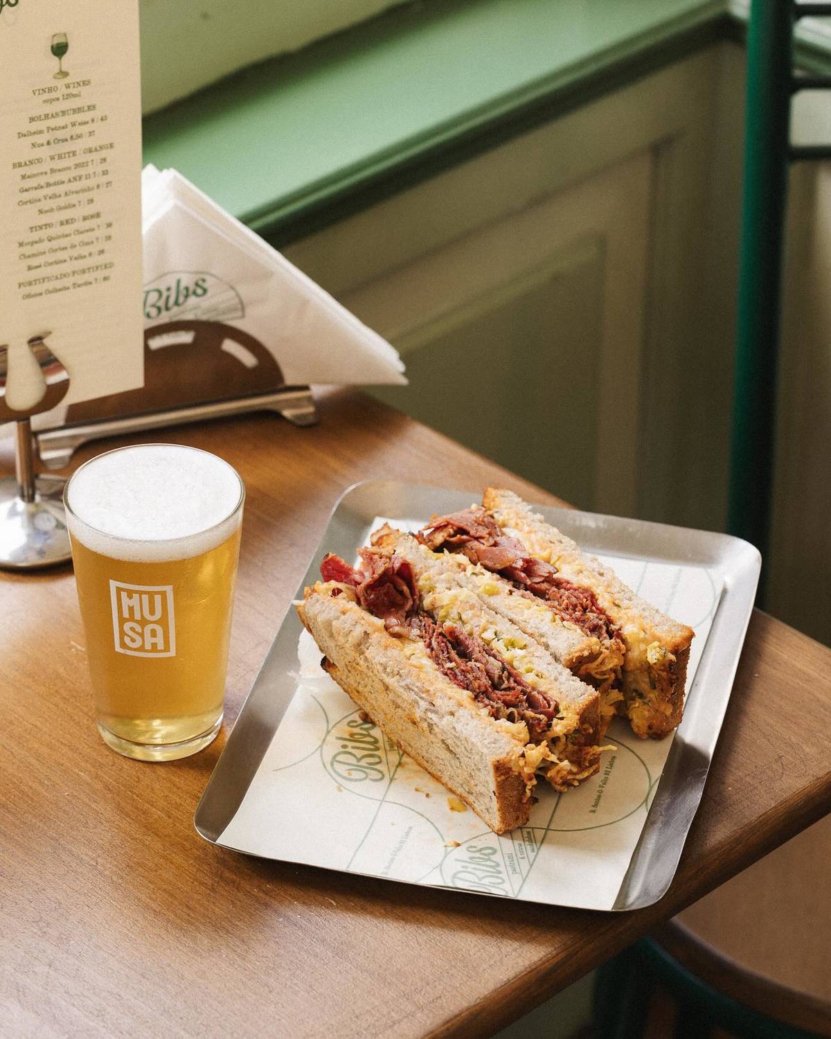 sandes de pastrami na Bibs