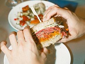 A famosa sandes que nasceu em Nova Iorque e está a conquistar Lisboa: tem um sabor e aromas irresistíveis