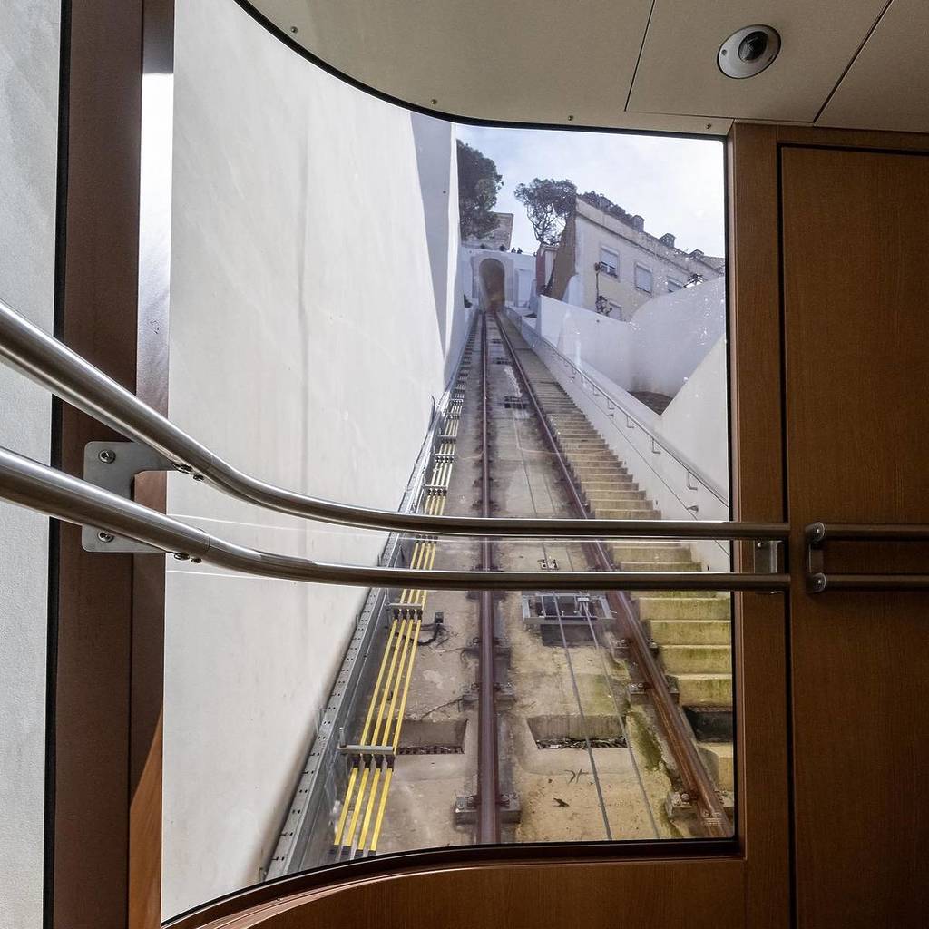 intérieur du funiculaire de la Graça