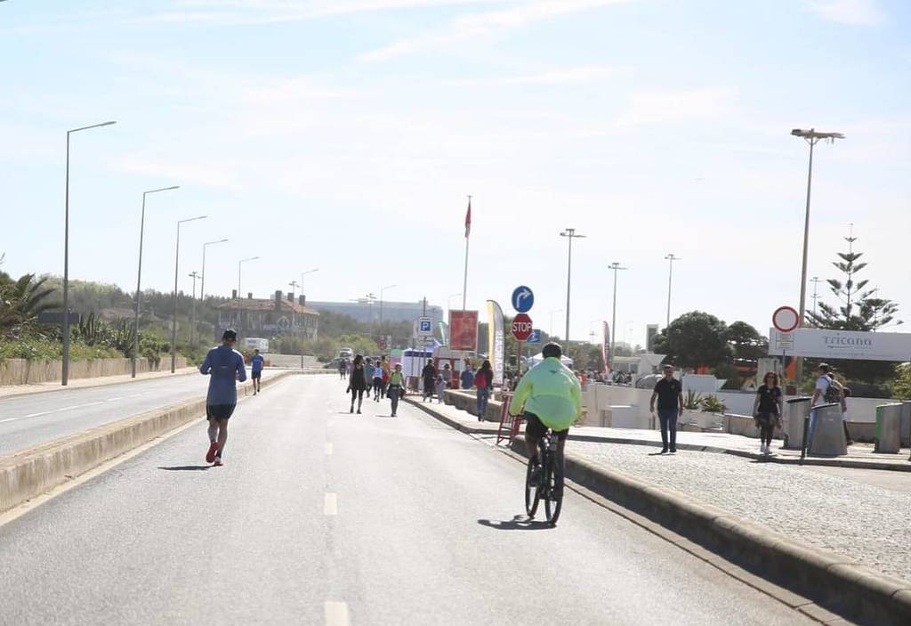des gens qui courent sur la promenade d’Oeiras à l’occasion de la Journée mondiale de l’activité physique