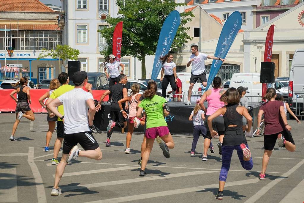 des gens qui font de l'exercice sur la promenade d'Oeiras à l'occasion de la Journée mondiale de l'activité physique