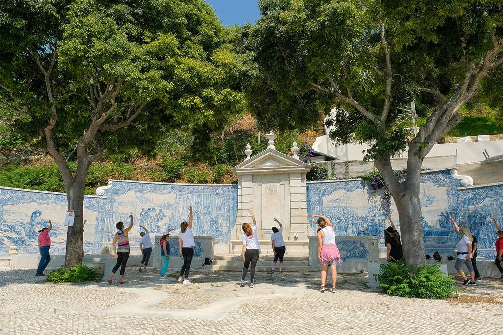 des gens qui font du yoga et du pilates sur la promenade d’Oeiras à l’occasion de la Journée mondiale de l’activité physique