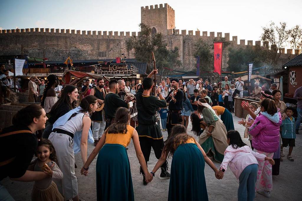 pessoas a dançar na Feira Medieval de Óbidos