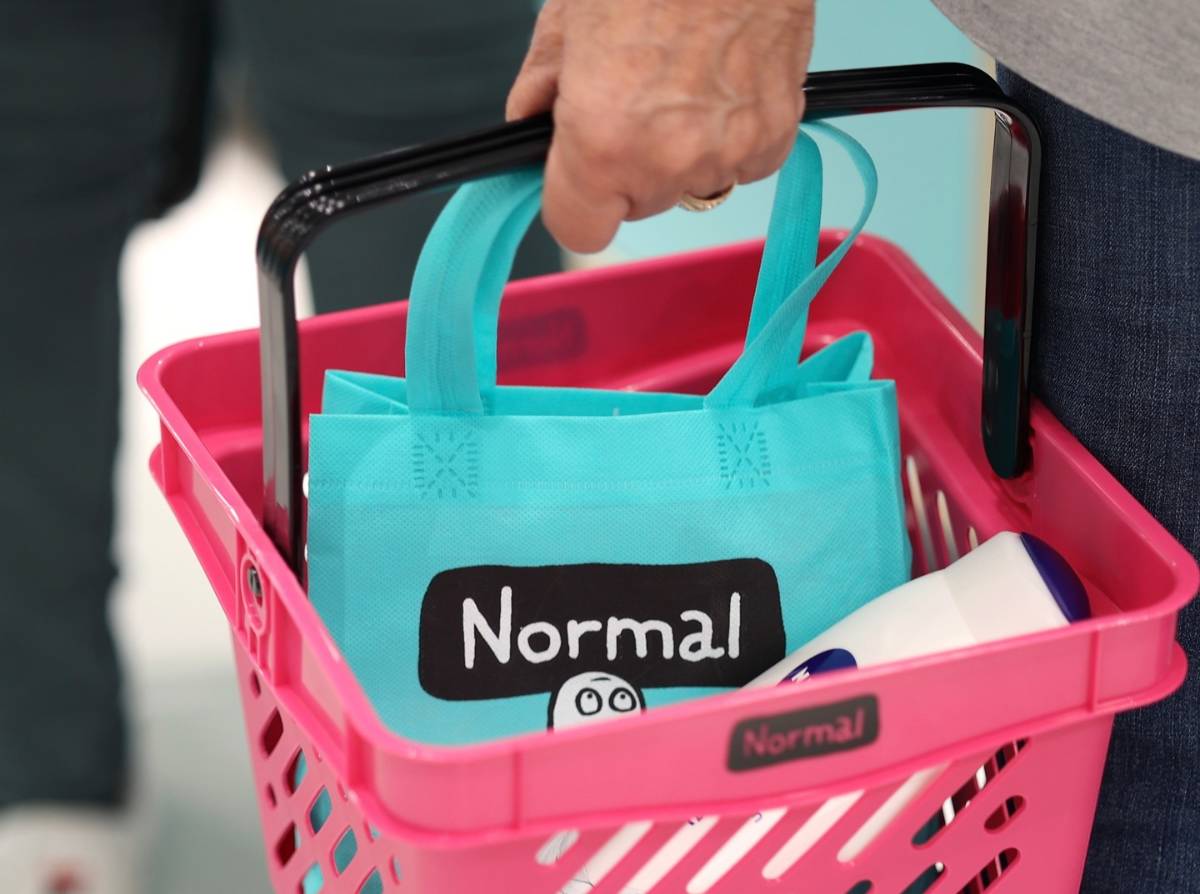 pessoa com cesto da loja normal na baixa