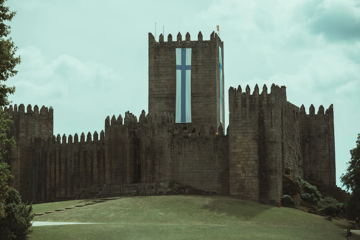 O Castelo de Guimarães, na cidade Berço de Portugal