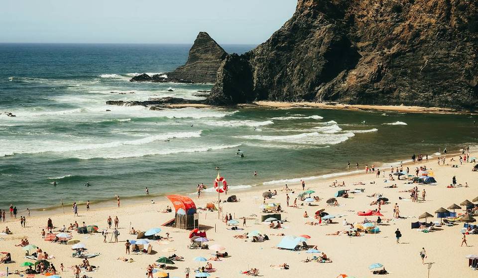 Ni en el Algarve ni en las islas: la playa mejor valorada de Portugal en 2026 está en Sintra y tiene un impresionante arco rocoso