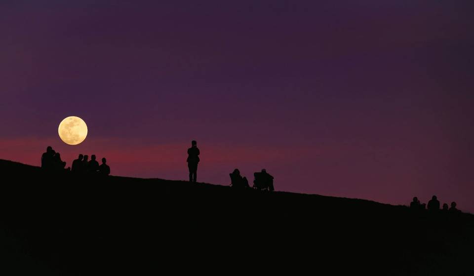 Si chiama Luna Piena dello Storione ed è una delle ultime grandi lune piene dell’estate: i punti panoramici di Lisbona per fotografare il fenomeno nelle ultime notti di agosto