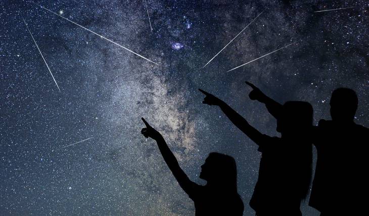 Um fenómeno astronómico é bom, mas dois são ainda melhores: a noite do eclipse solar traz uma das chuvas de meteoros mais aguardadas do ano