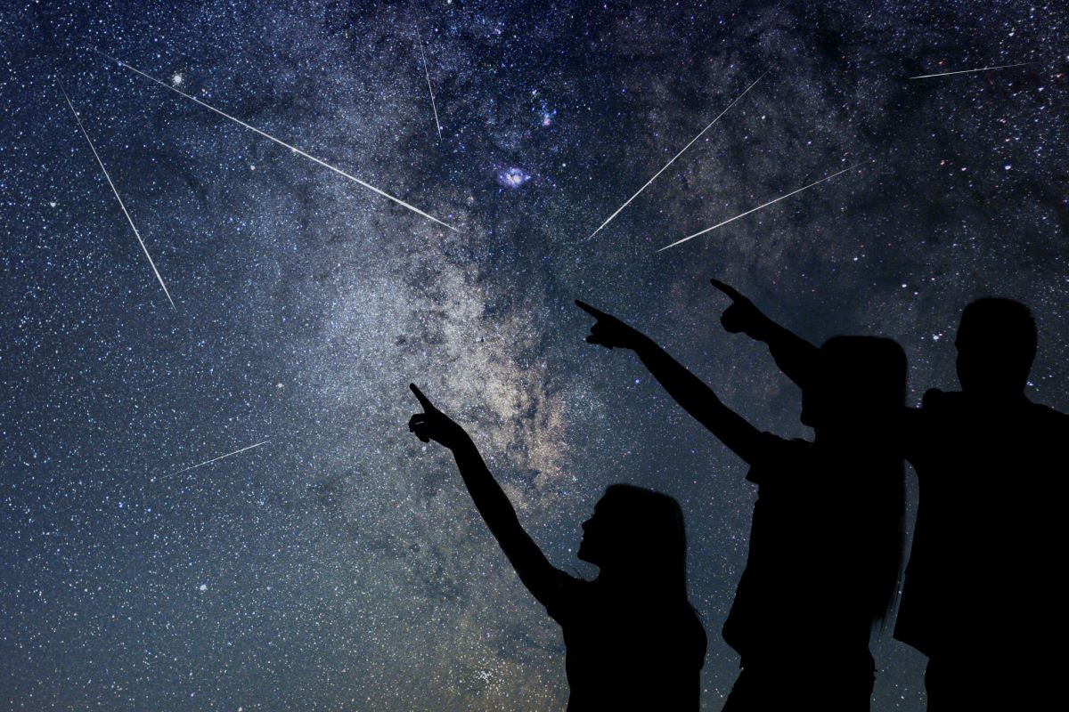 Um fenómeno astronómico é bom, mas dois são ainda melhores: a noite do eclipse solar traz uma das chuvas de meteoros mais aguardadas do ano