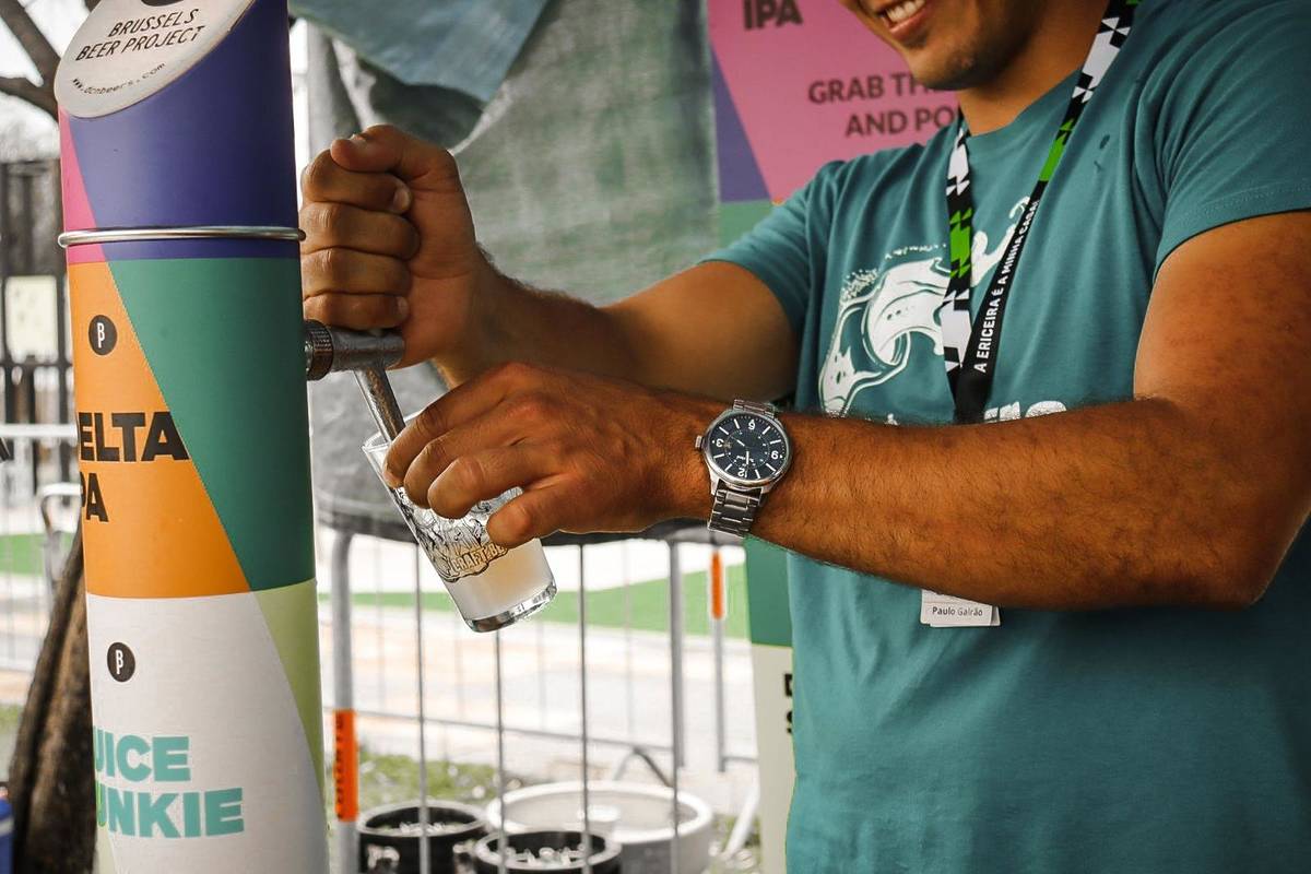 homem a tirar uma imperial no festival de cerveja na ericeira