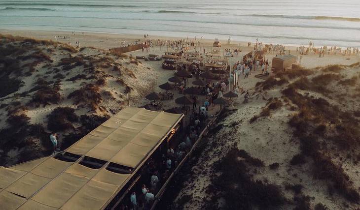 Bares de praia em Lisboa: da Linha de Cascais à Costa da Caparica