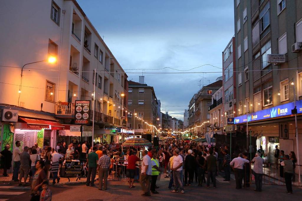 gente en la Moscavide Street Party Sunset