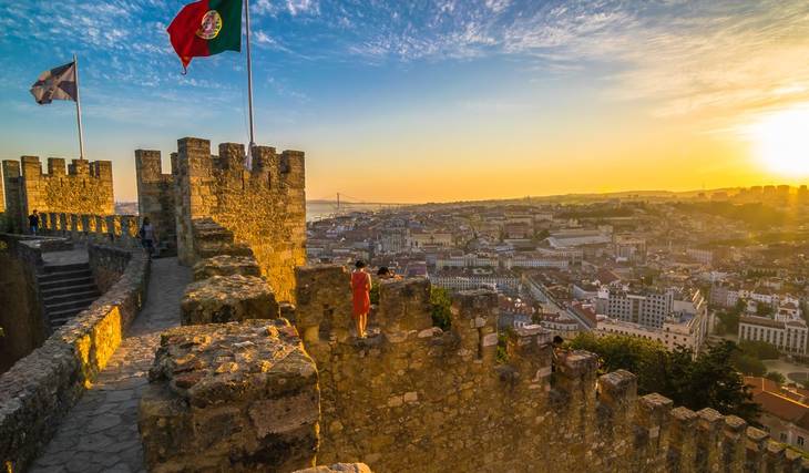 Nem cenários de “House of the Dragon”, nem videojogos de fantasia: a autêntica ‘máquina do tempo’ de Lisboa é um castelo que esconde pavões e vistas deslumbrantes sobre o Tejo