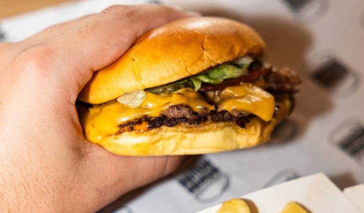 Os melhores smash burgers em Lisboa (há mais um na nossa lista)