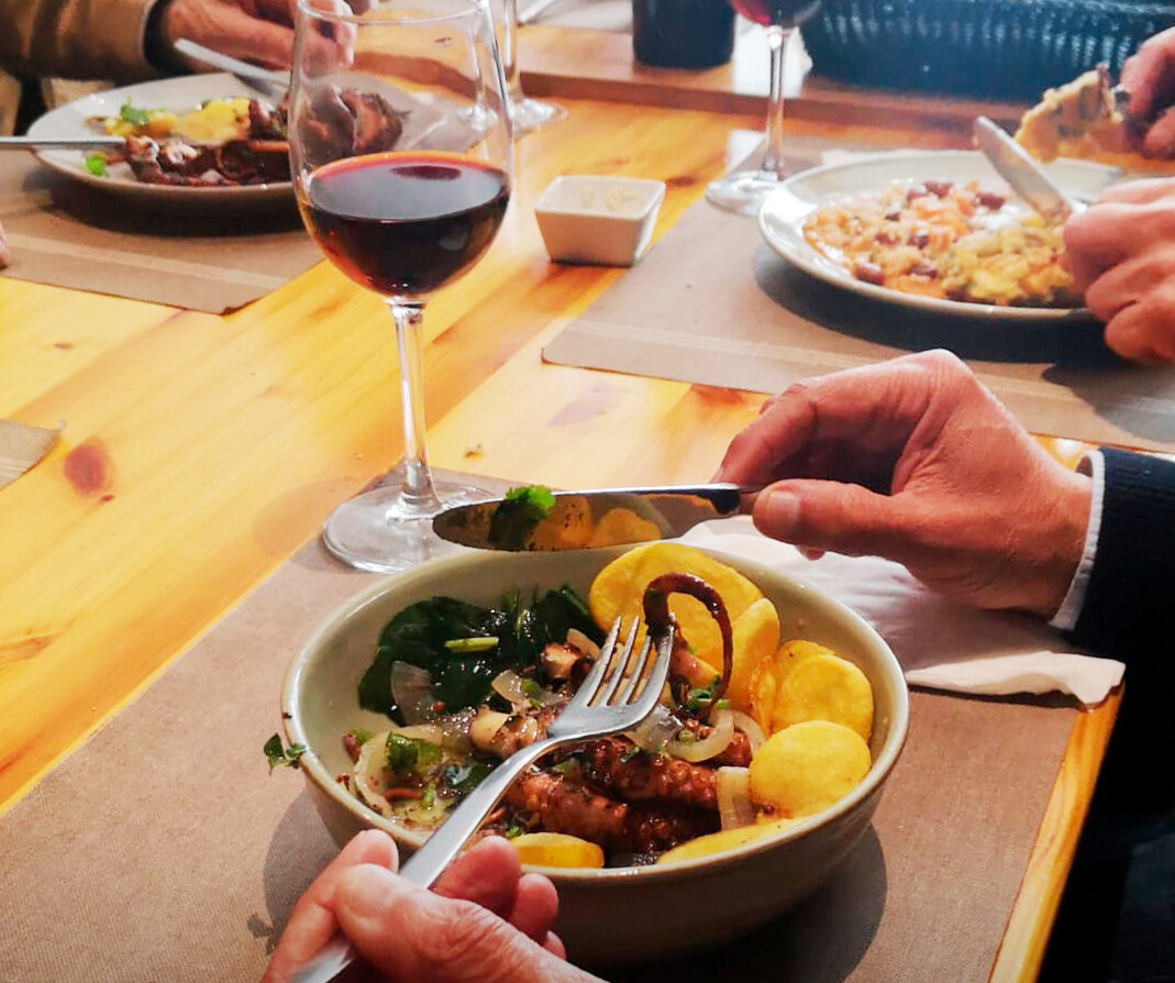 pessoas a comer polvo