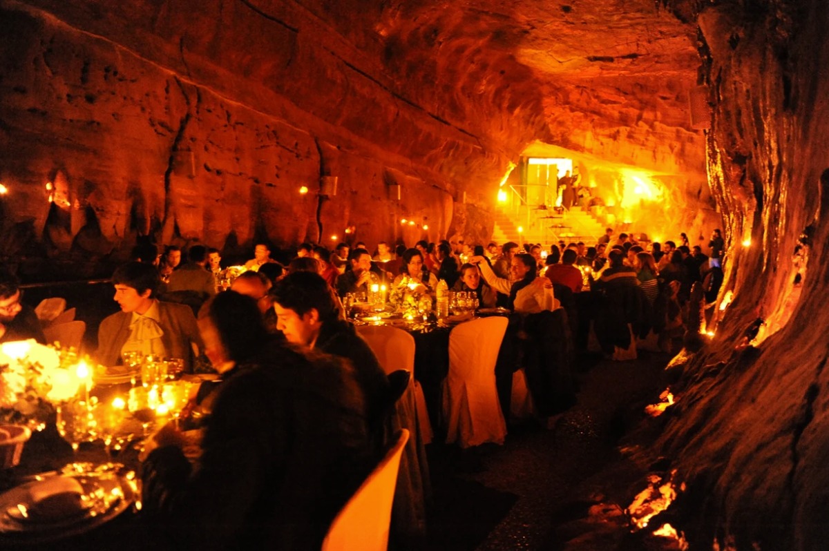 Grutas De Mira D Aire Recebem Jantar A 100 Metros De Profundidade grutas-de-mira-d-aire-recebem-jantar-a-100-metros-de-profundidade