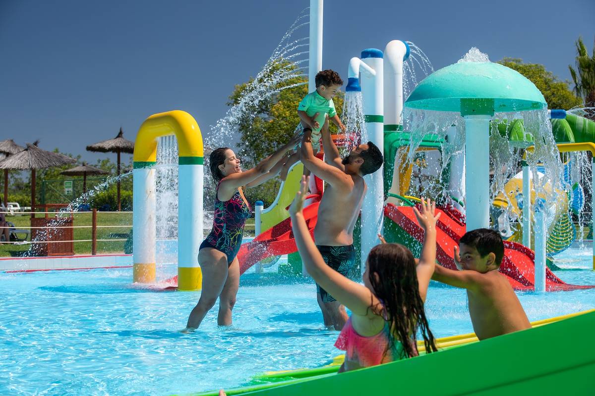 família na zona infantil de um parque aquático