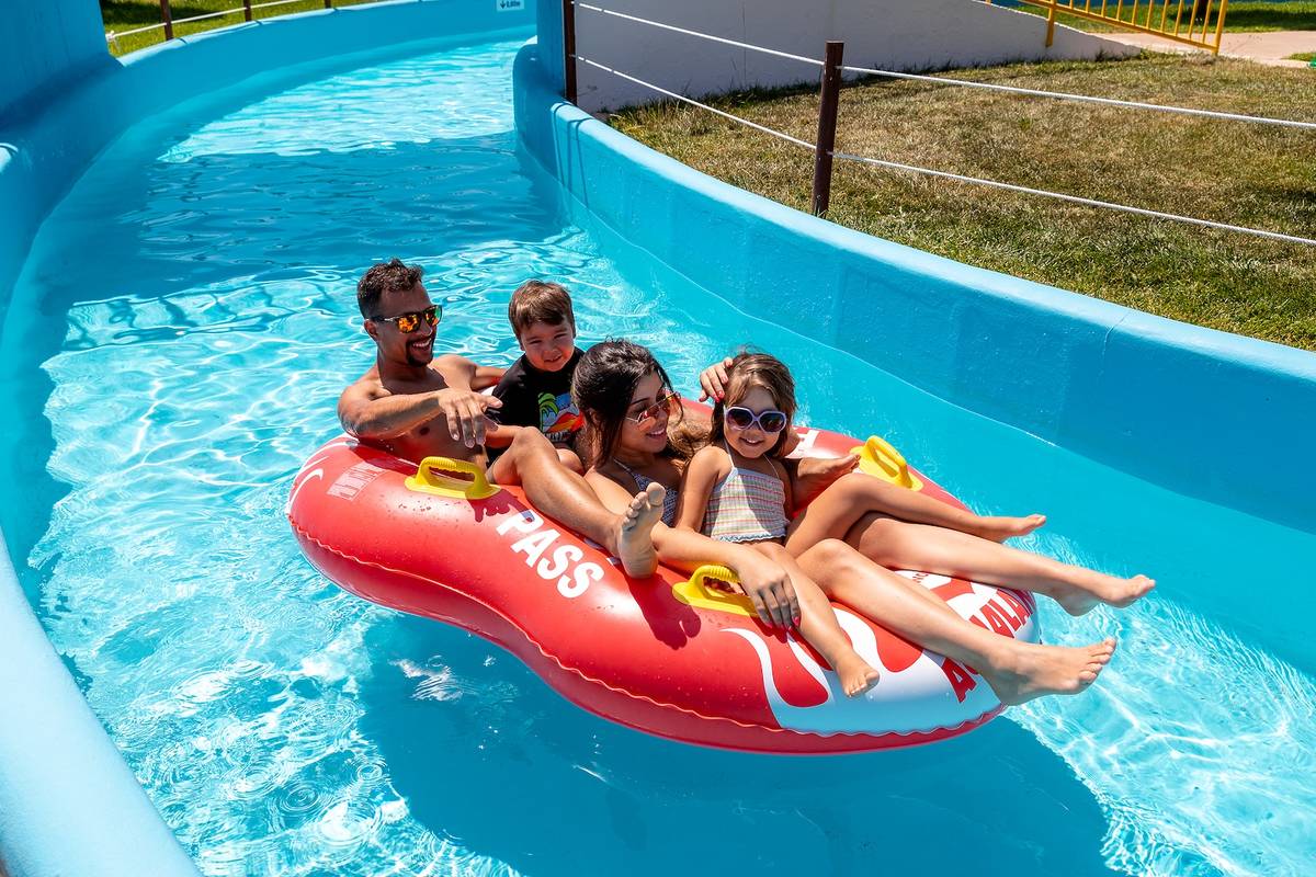 família num colchão num parque aquático