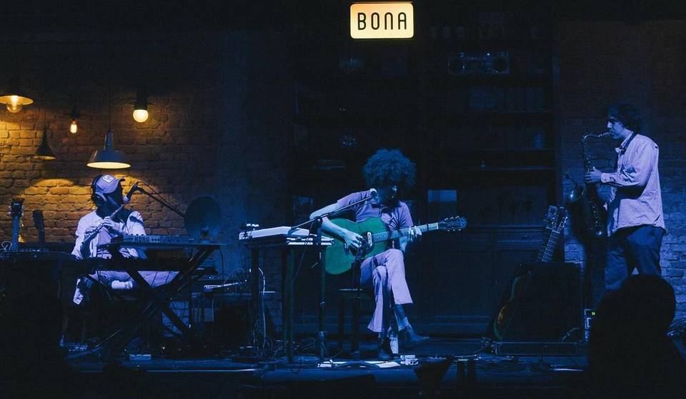 Nous nous sommes entretenus avec Chico Bernardes, qui revient au Portugal pour deux concerts à Lisbonne et Porto.