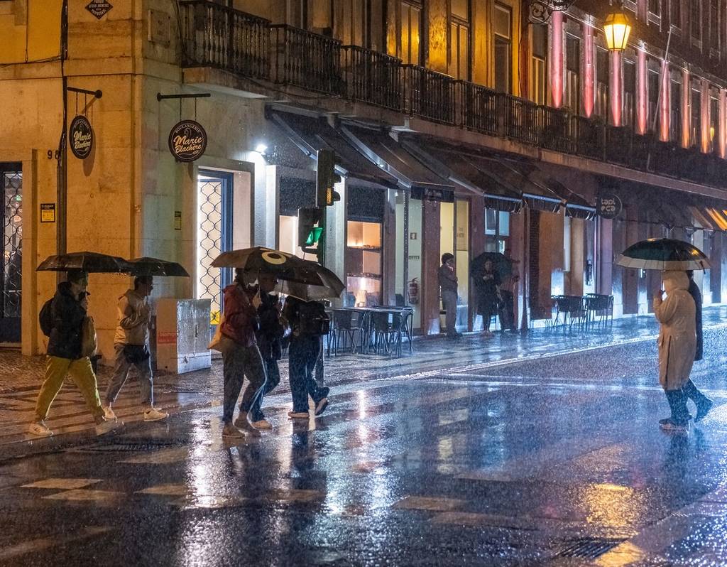 personnes avec des parapluies, tempête